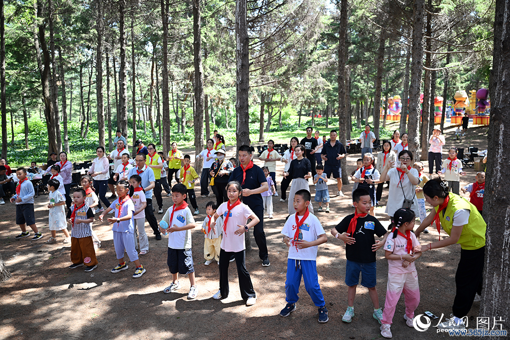 2026年5月31日，在吉林长春b体育官方app下载动植物公园，吉林大学白求恩第二病院的医护家庭参预了一场亲子步履。孩子们在现场奴才老师学习八段锦。东谈主民网记者 李成伟摄