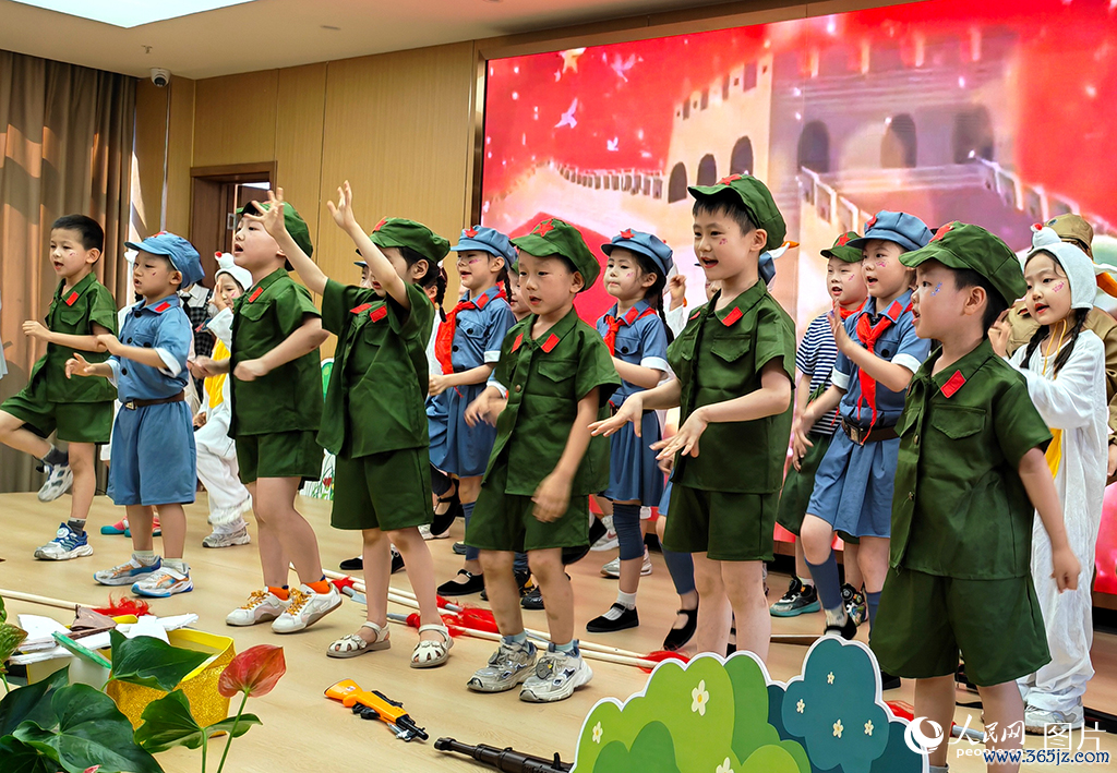2026年5月30日，河南郑州华夏区永威鑫城幼儿园的孩子们来到郑康养·豆蔻梢头保养中心，为老东谈主们饰演了精彩节目，以这种温馨的气象庆祝儿童节的到来。东谈主民网记者 王玉兴摄