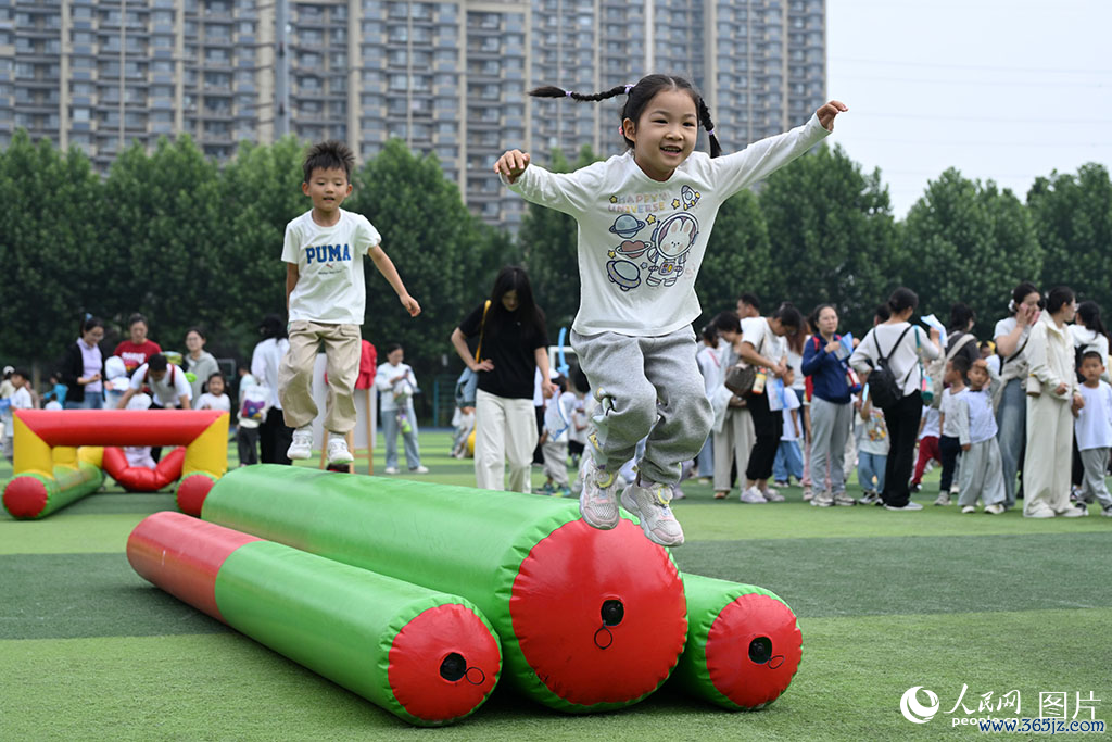2026年5月27日，山东济南历下区百合幼儿园“六一”亲子通顺会现场，孩子们奴才音乐节奏情愿跃动，一张张灿烂笑颜定格了简陋而充满活力的好意思好一会儿。东谈主民网记者 刘祺摄