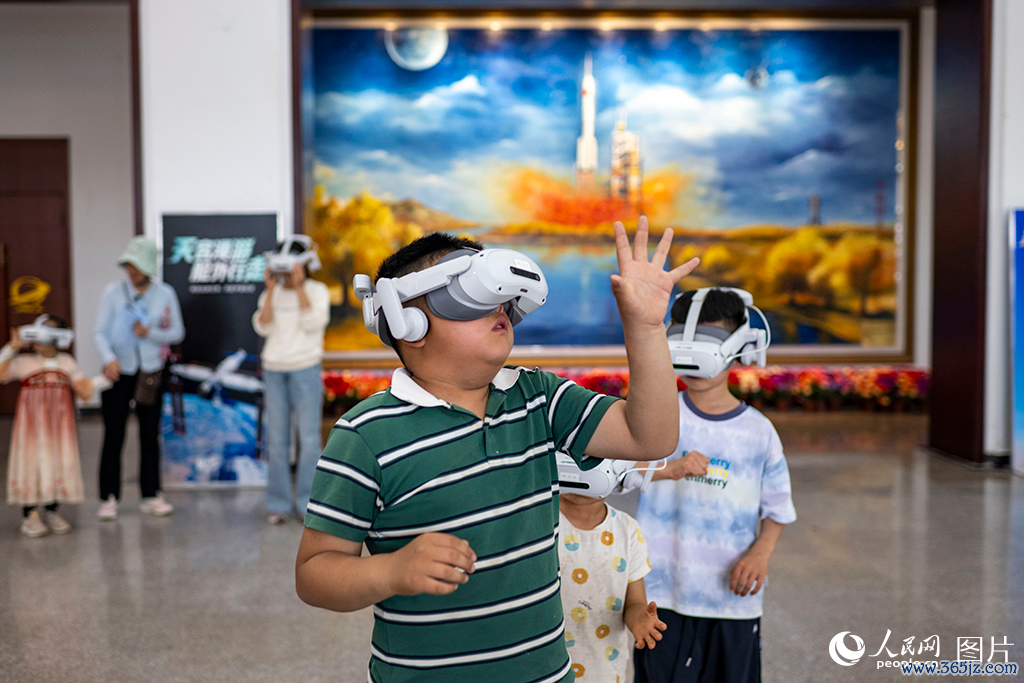 2026年5月23日，在酒泉卫星发命中心的科普步履现场，孩子们正通过VR建造体验天外探索，感受星辰大海的壮阔。东谈主民网记者 翁奇羽摄