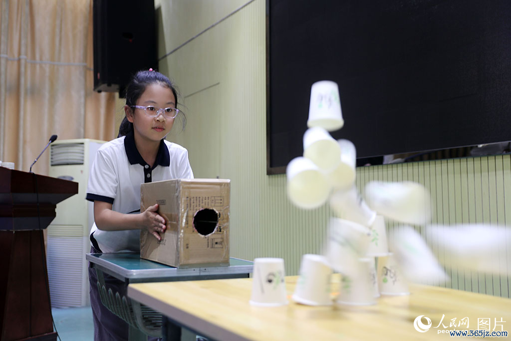 2026年5月29日，天津平山谈小学的学生行使空气炮辐照压缩空气，击倒纸杯塔。东谈主民网记者 崔新耀摄