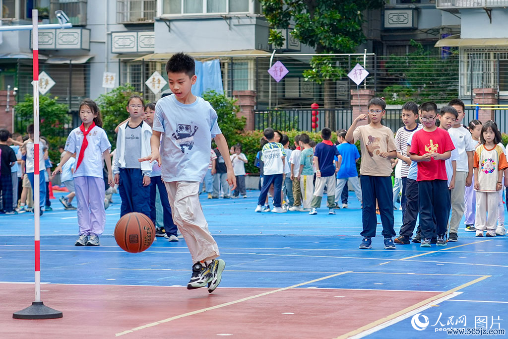 2026年5月27日，浙江杭州龟龄桥小学的孩子们在操场上打篮球。驱驰、传球、投篮，笑声与脚步声交汇成一派。东谈主民网记者 郭扬摄