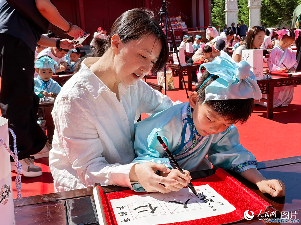 2026年5月30日，在吉林长春文庙博物馆传统发蒙礼步履现场，孩子们提笔书写“仁”与“东谈主”，在古韵雅乐中笃学明礼，开启新鲜的成长篇章。东谈主民网记者 王帝元摄