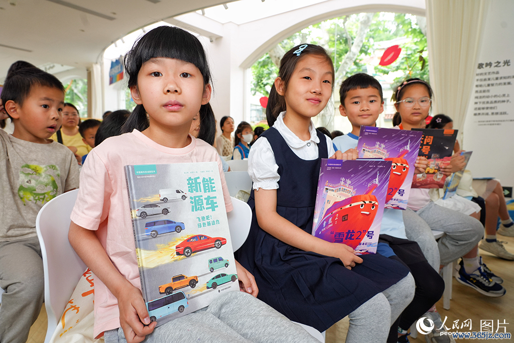 在“六一”海外儿童节降临之际，“科技强国·筑梦将来——褚君浩院士与少年儿童共迎六一暨‘中国高技术建树绘本’第三、四辑新书发布会”在宋庆龄文化空间举办。第三、四辑绘本呈现了从月背采样到火星探伤、从极地破冰到绿色出行、从大洋钻探到LNG船研发、从具身智能到先进核电等一系列前沿科技效果，孩子们手捧新书凝听素养。东谈主民网记者 龚莎摄