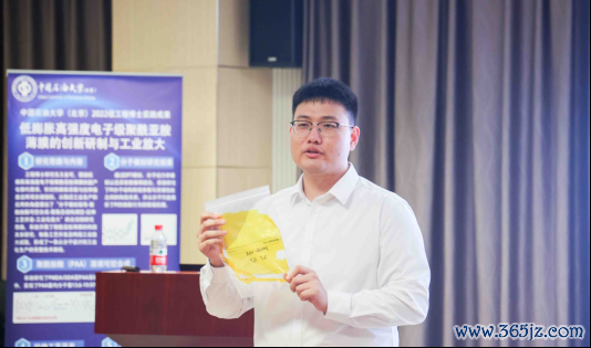 王金可在答辩中展示践诺后果。校方供图